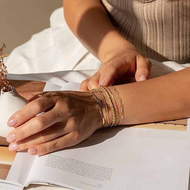 Linn - Kollektion av gyllene armband